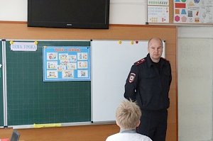 Кировские полицейские проводят с учащимися профилактические беседы
