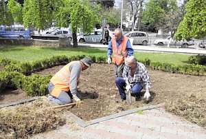 Город озеленяют к майским праздникам