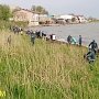 В Керчи МЧС и общественники убрали пляж «Черепашка»