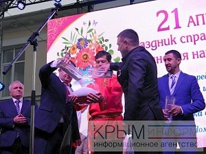 Представители национально-культурных обществ передали Аксёнову «Крымскую чашу благополучия и процветания»