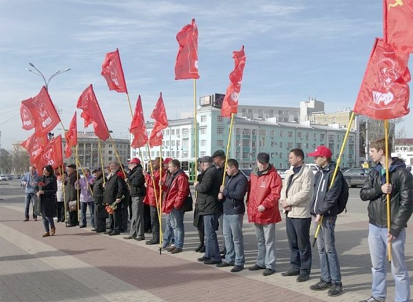 Курские коммунисты почтили память вождя мирового пролетариата