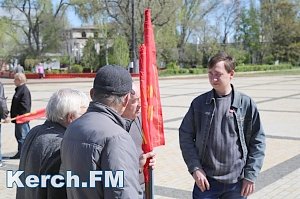 Керчане в честь Дня рождения Ленина возложили цветы