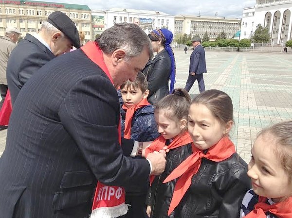 В Дагестане состоялся торжественный приём в пионеры в день рождения В.И. Ленина