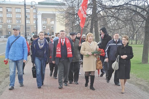 Санкт-Петербург. Д.Г. Новиков возложил цветы к памятнику Ленину у Смольного