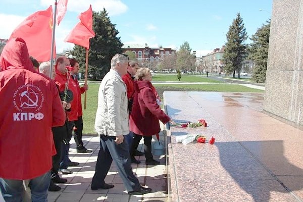 Саратов: «Ленин жил! Ленин жив! Ленин будет жить!»