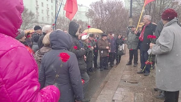 Коммунисты Мурманска возложили цветы к памятнику В.И. Ленину