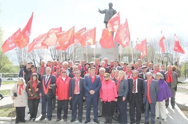 Коммунисты Кабардино-Балкарии отметили День рождения В.И. Ленина возложением цветов к его памятнику и автопробегом