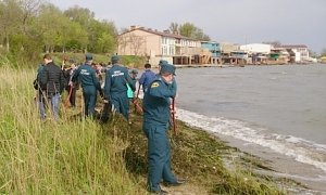 Сотрудники МЧС собрали почти 2 тонны мусора с пляжей Восточного Крыма