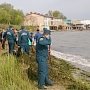 Сотрудники МЧС собрали почти 2 тонны мусора с пляжей Восточного Крыма