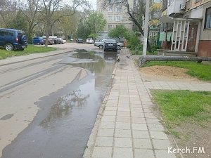 В Керчи на улице Блюхера течет канализация