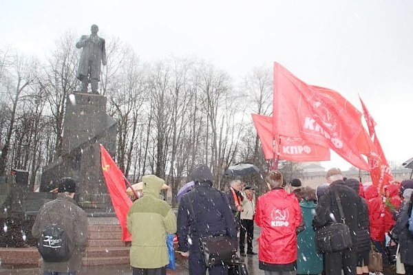 В Великом Новгороде коммунисты возложили цветы к памятнику Владимира Ленина