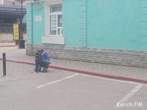 В Керчи на улице Ленина красили клумбы