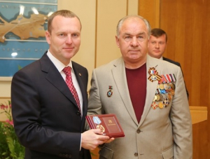 Константин Бахарев вручили награды ликвидаторам Чернобыльской катастрофы
