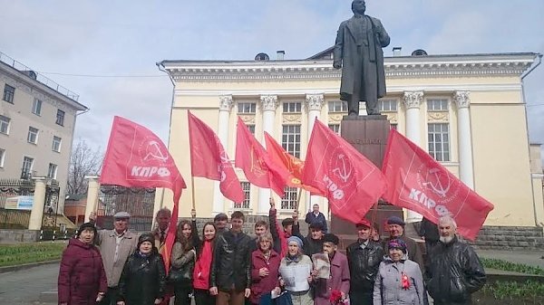 Удмуртская республика. Цветы и вахта памяти в День рождения Вождя мирового пролетариата