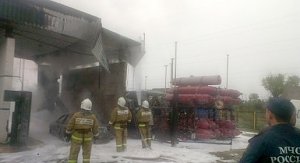 На джанкойской АЗС во время заправки загорелась машина