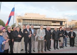 В Столице Крыма зажгли свечи памяти