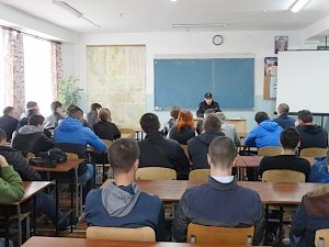 Сотрудники симферопольской полиции приглашают ребят на учебу в образовательные учреждения МВД России