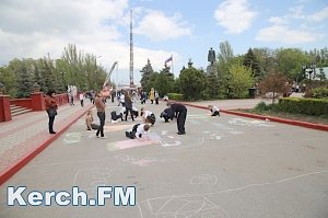 В Керчи дети на асфальте рисовали пожарных