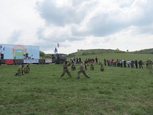 В Симферопольском районе прошёл Урок мужества с исторической реконструкций боев крымских партизан 1942-1944 годов. Без мундиров СС, но с Микки-Маусом!