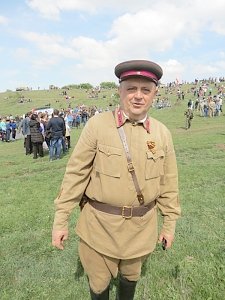 В Симферопольском районе прошёл Урок мужества с исторической реконструкций боев крымских партизан 1942-1944 годов. Без мундиров СС, но с Микки-Маусом!
