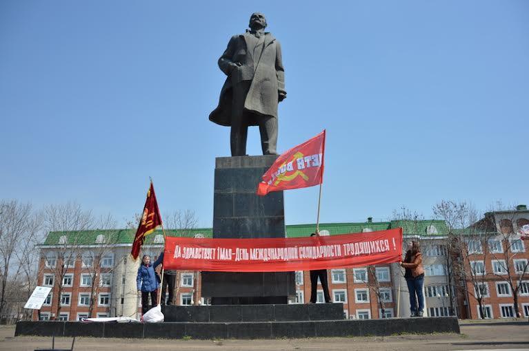 Памятник вопрос. Памятник Ленину в Биробиджане. Площадь Ленина Биробиджан. Памятник Ленина в Еврейской автономной области. Площадь им. в. и. Ленин г Биробиджан.