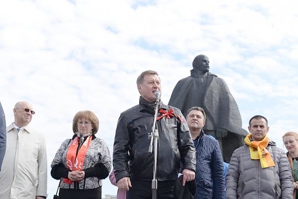 Лидеры новосибирских коммунистов поздравили горожан с Днем международной солидарности трудящихся