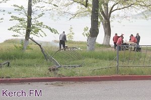 В Керчи на улице Кирова грузовик снес забор, урну и знак