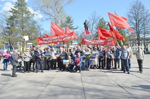 Вологодские коммунисты провели праздничное шествие в День международной солидарности трудящихся