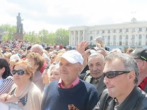 В центре Симферополя освятили 500-килограмовую пасху, привезенную с Дона в дар жителям столицы Республики Крым