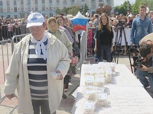 В центре Симферополя освятили 500-килограмовую пасху, привезенную с Дона в дар жителям столицы Республики Крым