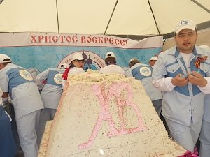 В центре Симферополя освятили 500-килограмовую пасху, привезенную с Дона в дар жителям столицы Республики Крым