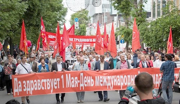 Красный Первомай в Краснодаре: колонна КПРФ вопреки провокациям прошла по центральной улице города