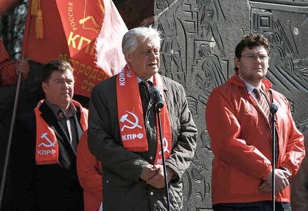 Новгородские коммунисты поздравили горожан с Днём солидарности трудящихся