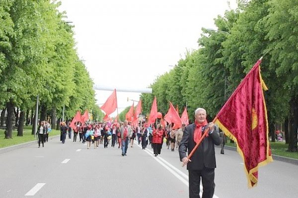 Коммунисты Кабардино-Балкарии встретили Первомай демонстрацией и "маевкой"