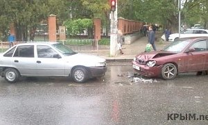 Отсутствие дорожной разметки привело к лобовому столкновению двух автомобилей в Столице Крыма