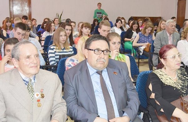 Барнаул. Коммунисты и ветераны ВЛКСМ провели совместное мероприятие, приуроченное к годовщине Победы