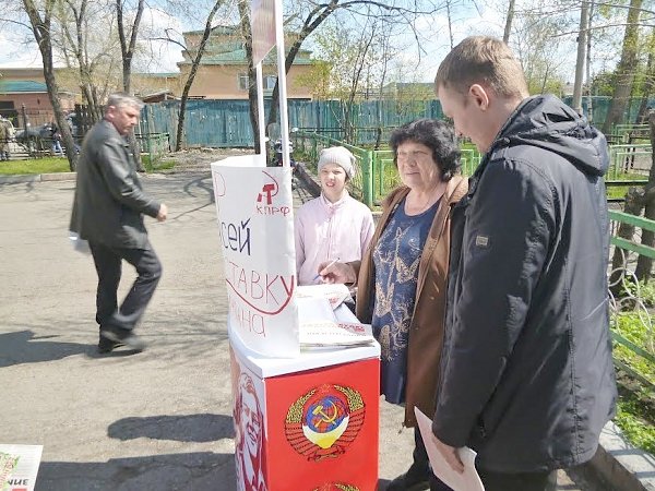 Около 10 000 жителей Хакасии просят отставки Виктора Зимина. Столько подписей собрала инициатива КПРФ по снятию главы региона