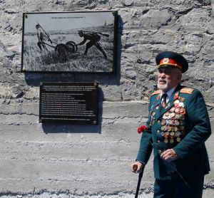 В Крыму торжественно открыли мемориальную доску в память о военных связистах