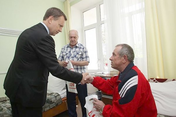 Денис Вороненков посетил госпиталь ветеранов войн в Нижнем Новгороде