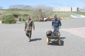 Севастопольские пиротехники МЧС готовят экспозицию на территории 35-й береговой батареи