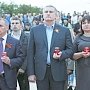 Аксенов зажег свечу памяти в честь узников и жертв фашистского концлагеря «Красный»