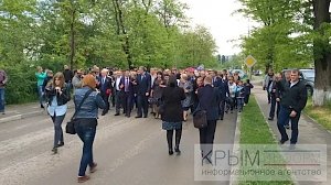 Сотни крымчан принесли свечи к мемориалу на месте концлагеря «Красный» (ФОТО, ВИДЕО)