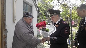 Сотрудники полиции Ленинского района поздравили ветеранов Великой Отечественной войны