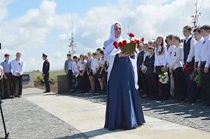 В селе Мирное на территории мемориала «Концлагерь “Красный”» открыли новый Сквер памяти