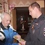 Сотрудники УВО Севастополя посетили по месту жительства ветеранов и поздравили их с наступающим праздником