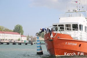 В Керчи ветераны возложили цветы к бую в море