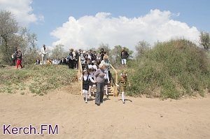 Школьники Керчи пустили в море «Кораблики Победы» с имена героев