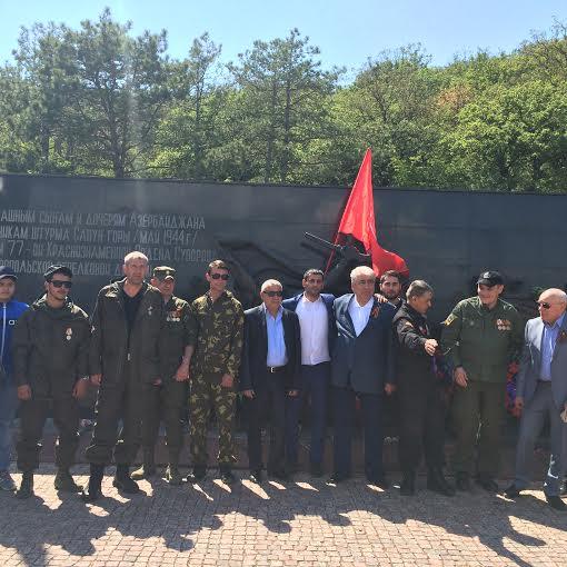 Первый секретарь Севастопольского горкома КПРФ В.М. Пархоменко в преддверии Дня Победы посетил памятник 77–й Азербайджанской гвардейской дивизии