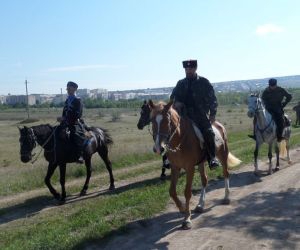 Казаки Крыма проводят конные переходы в честь Дня Победы