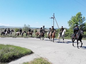 Казаки Крыма проводят конные переходы в честь Дня Победы